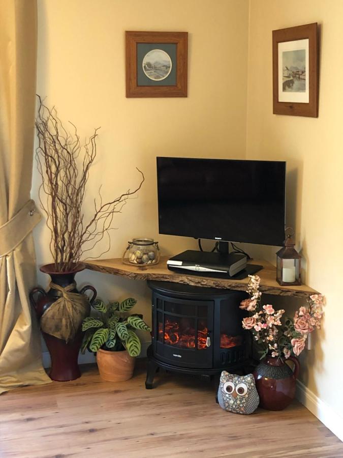Moneydarragh Cottage With Uninterrupted Mountain And Sea Views- Hot Tub Available For Hire 安纳隆 外观 照片