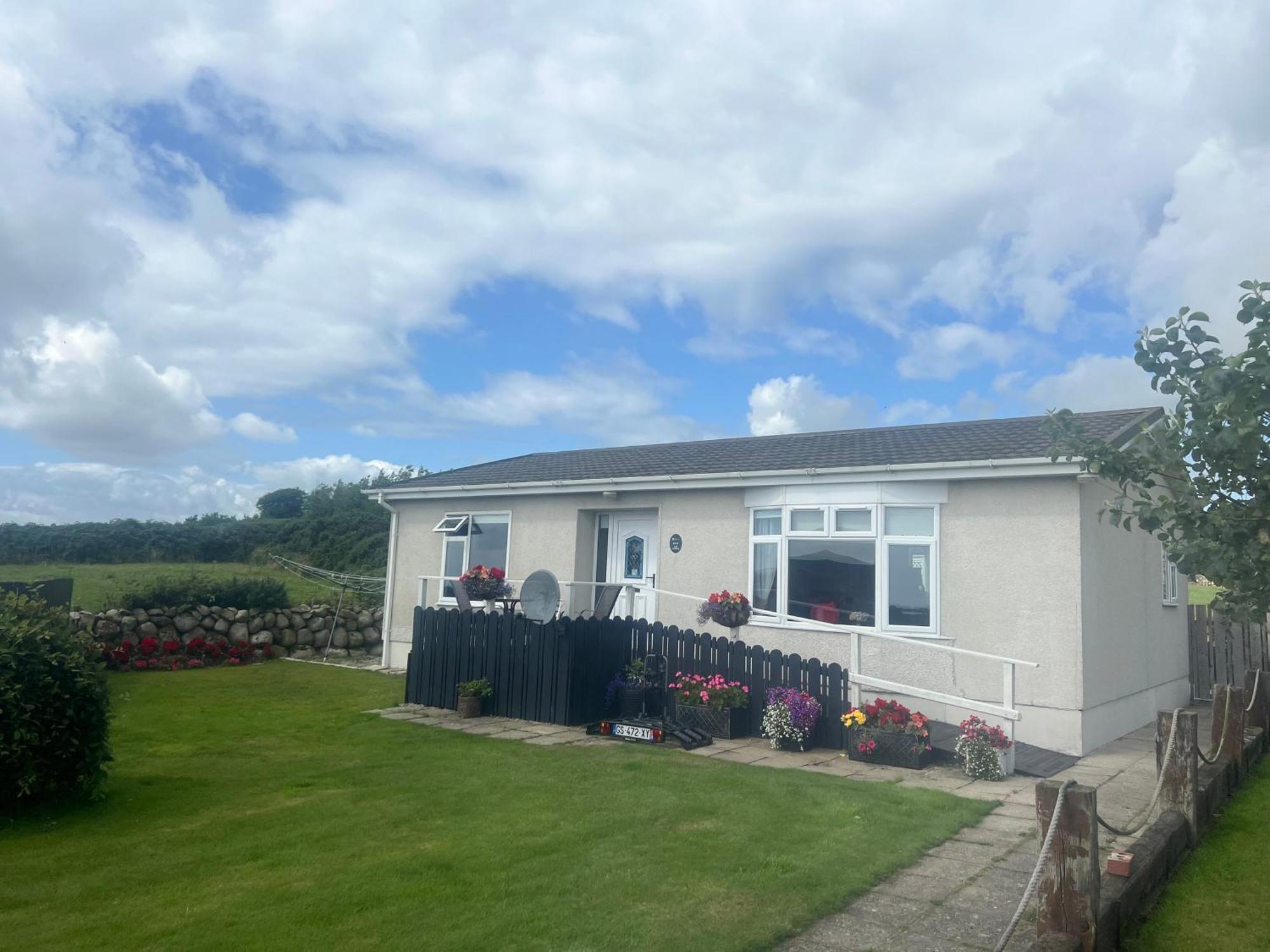 Moneydarragh Cottage With Uninterrupted Mountain And Sea Views- Hot Tub Available For Hire 安纳隆 外观 照片