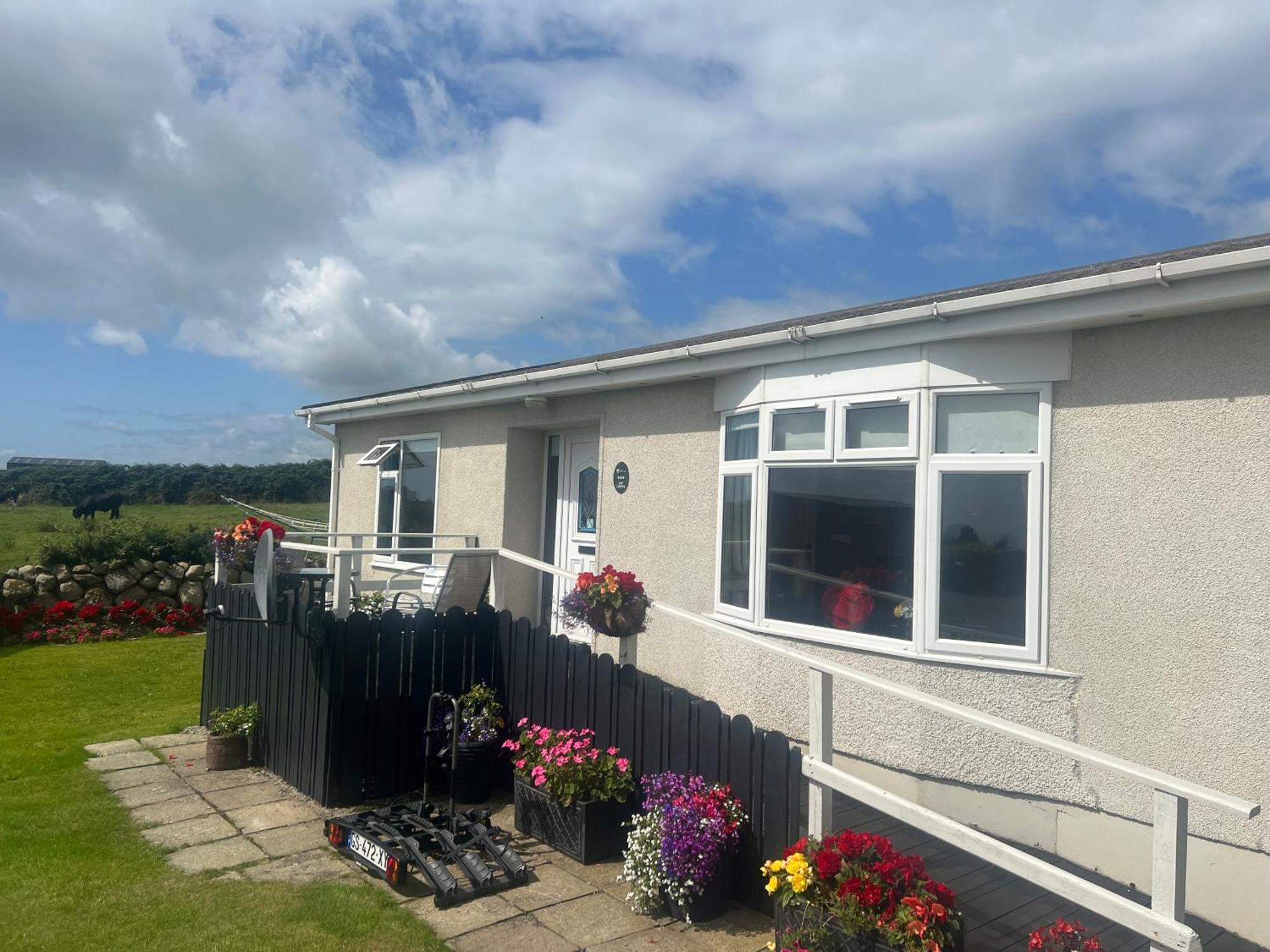 Moneydarragh Cottage With Uninterrupted Mountain And Sea Views- Hot Tub Available For Hire 安纳隆 外观 照片